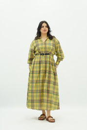 Robe Longue Ceinturée – Imprimé Tartan Moderne