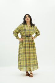 Robe Longue Ceinturée – Imprimé Tartan Moderne