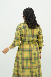 Robe Longue Ceinturée – Imprimé Tartan Moderne