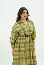 Robe Longue Ceinturée – Imprimé Tartan Moderne