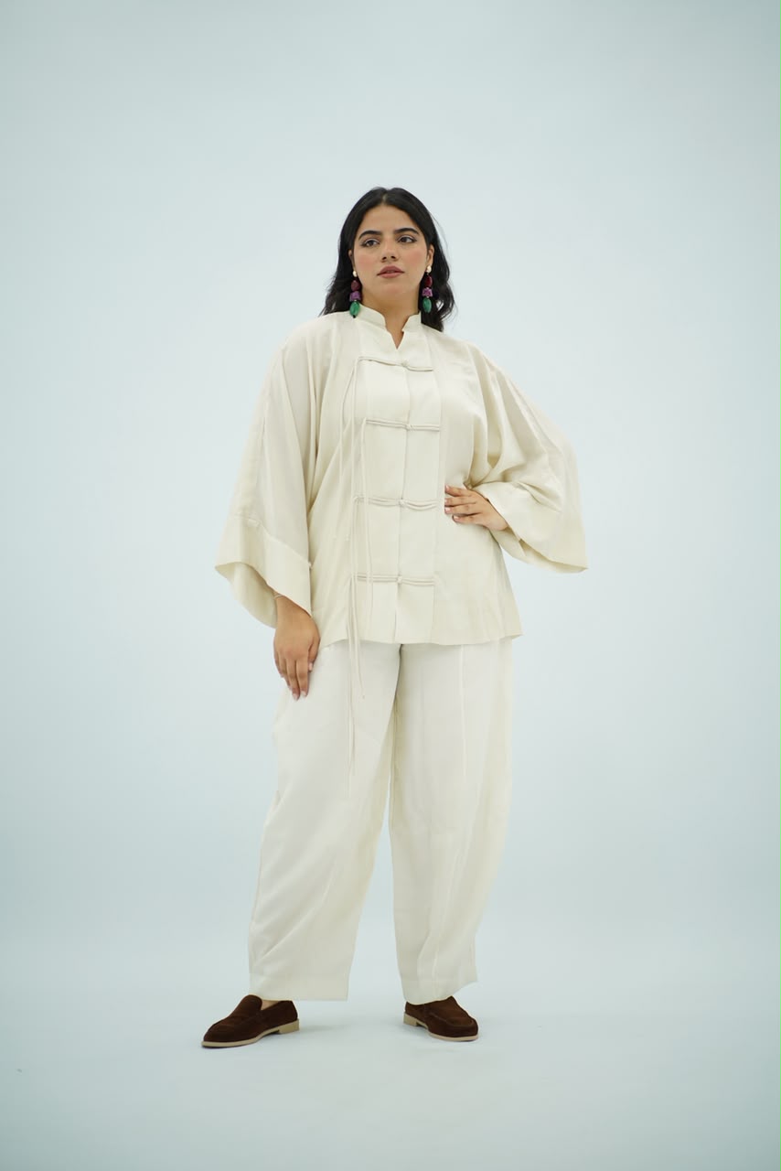 Blouse Écrue à Liens – Élégance Minimaliste