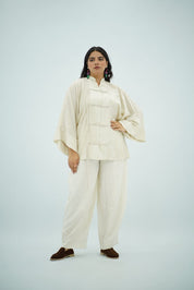 Blouse Écrue à Liens – Élégance Minimaliste