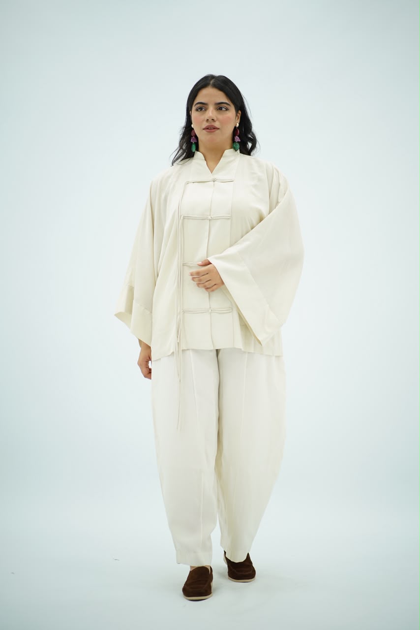 Blouse Écrue à Liens – Élégance Minimaliste