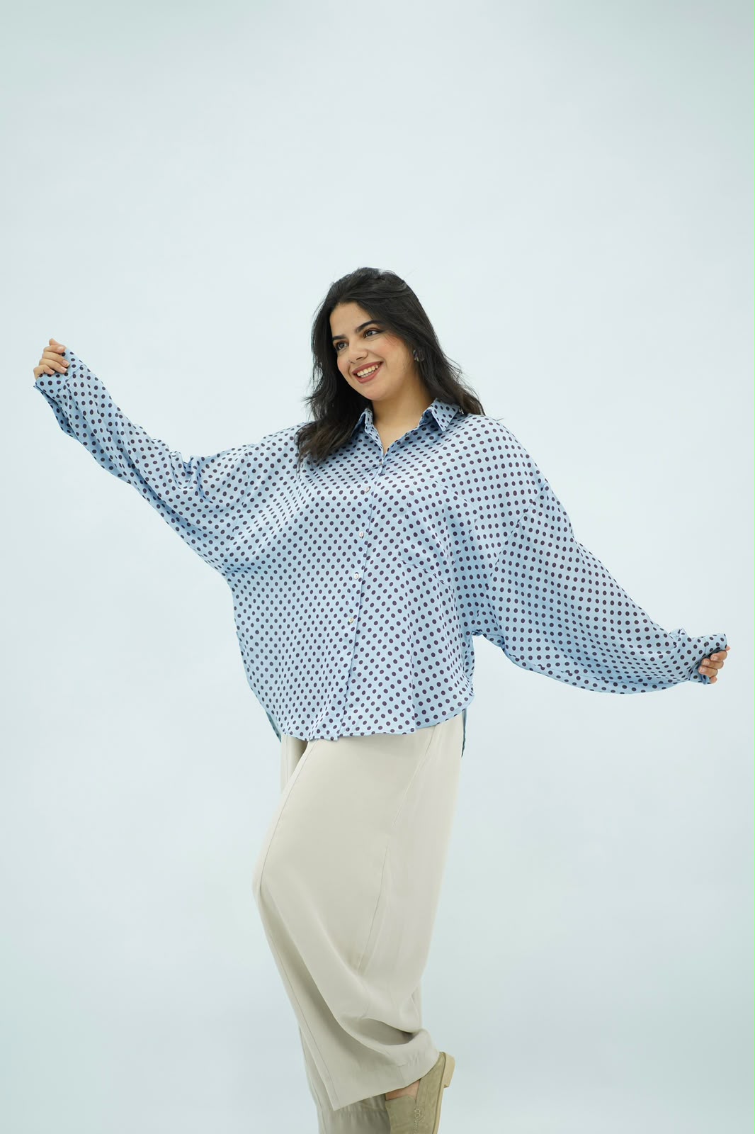 Chemise Fluide à Pois – Bleu Ciel