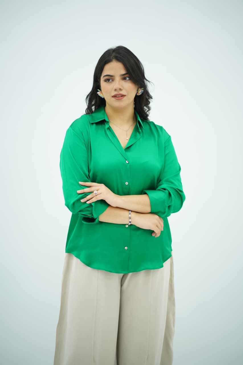 Chemise en satin vert émeraude