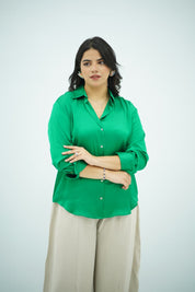 Chemise en satin vert émeraude