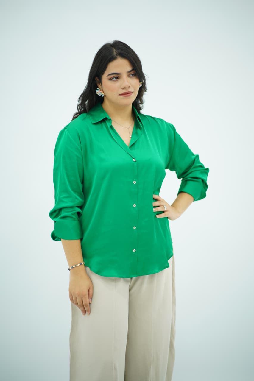 Chemise en satin vert émeraude