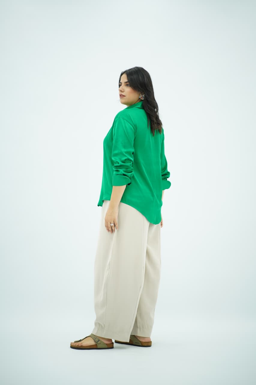 Chemise en satin vert émeraude