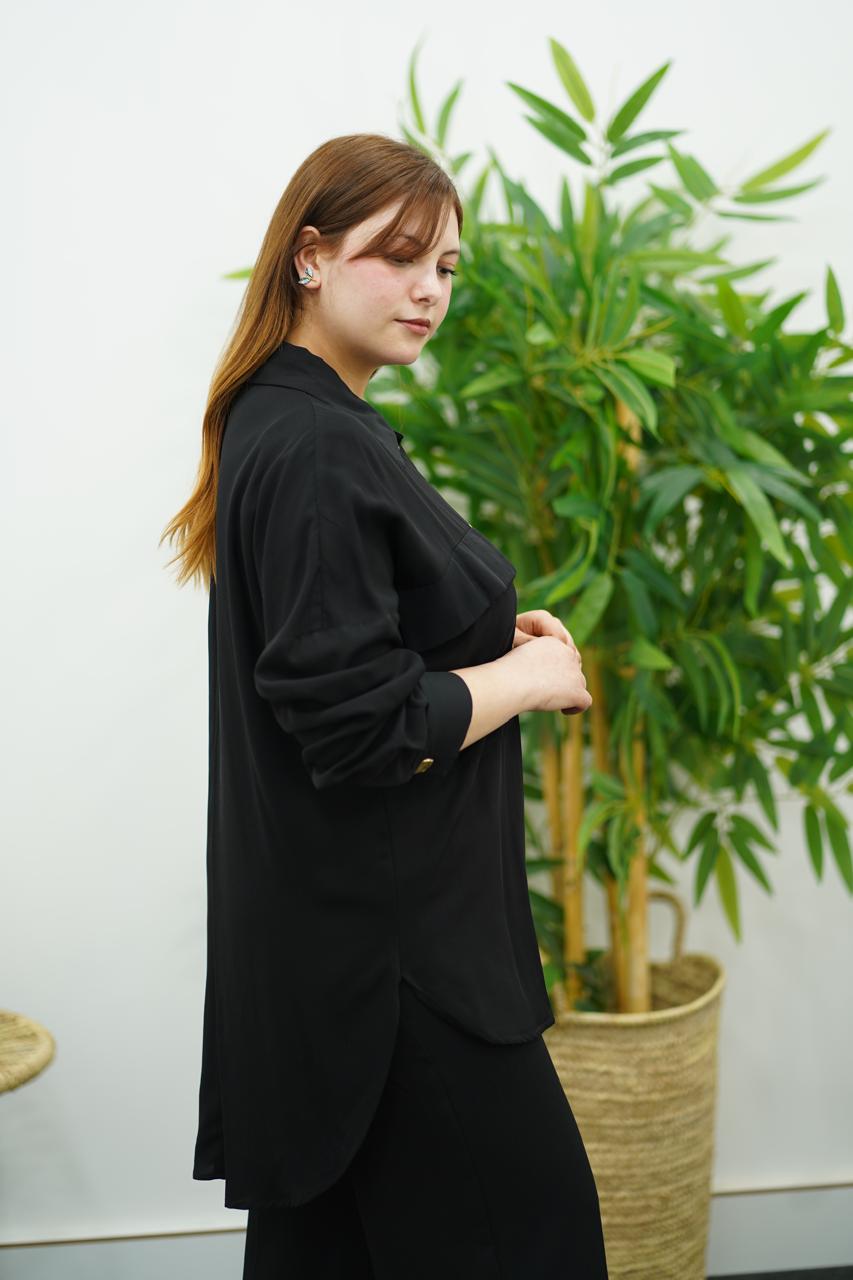 Élégance en Noir - Ensemble Pantalon & Chemise à Boutons Dorés