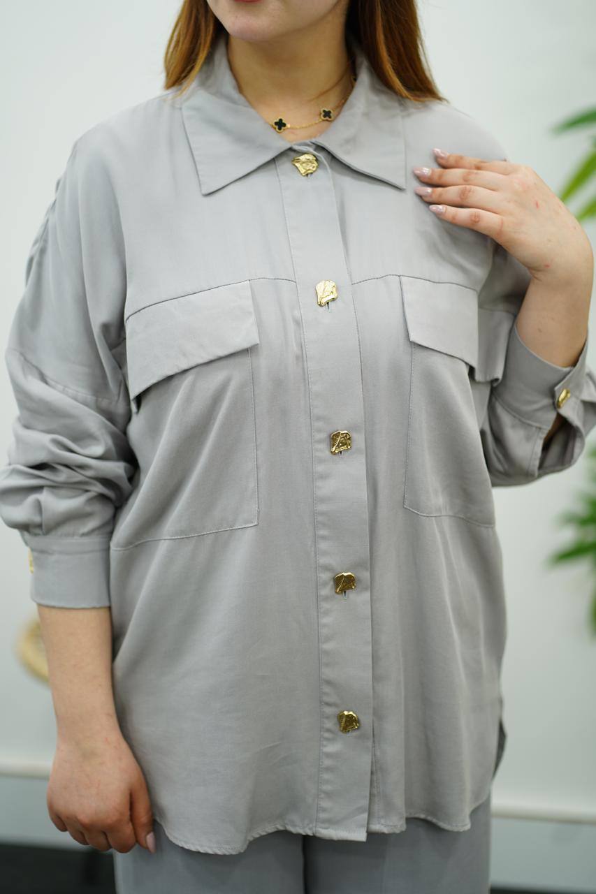 Élégance en Gris - Ensemble Pantalon & Chemise à Boutons Dorés