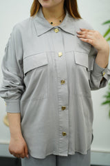 Élégance en Gris - Ensemble Pantalon & Chemise à Boutons Dorés