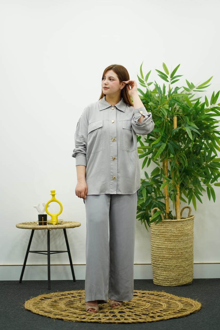 Élégance en Gris - Ensemble Pantalon & Chemise à Boutons Dorés