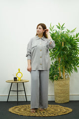 Élégance en Gris - Ensemble Pantalon & Chemise à Boutons Dorés