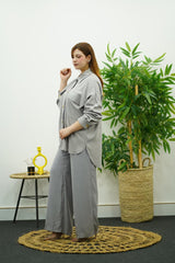 Élégance en Gris - Ensemble Pantalon & Chemise à Boutons Dorés