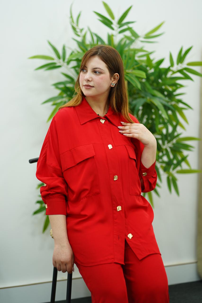 Élégance en Rouge - Ensemble Pantalon & Chemise à Boutons Dorés