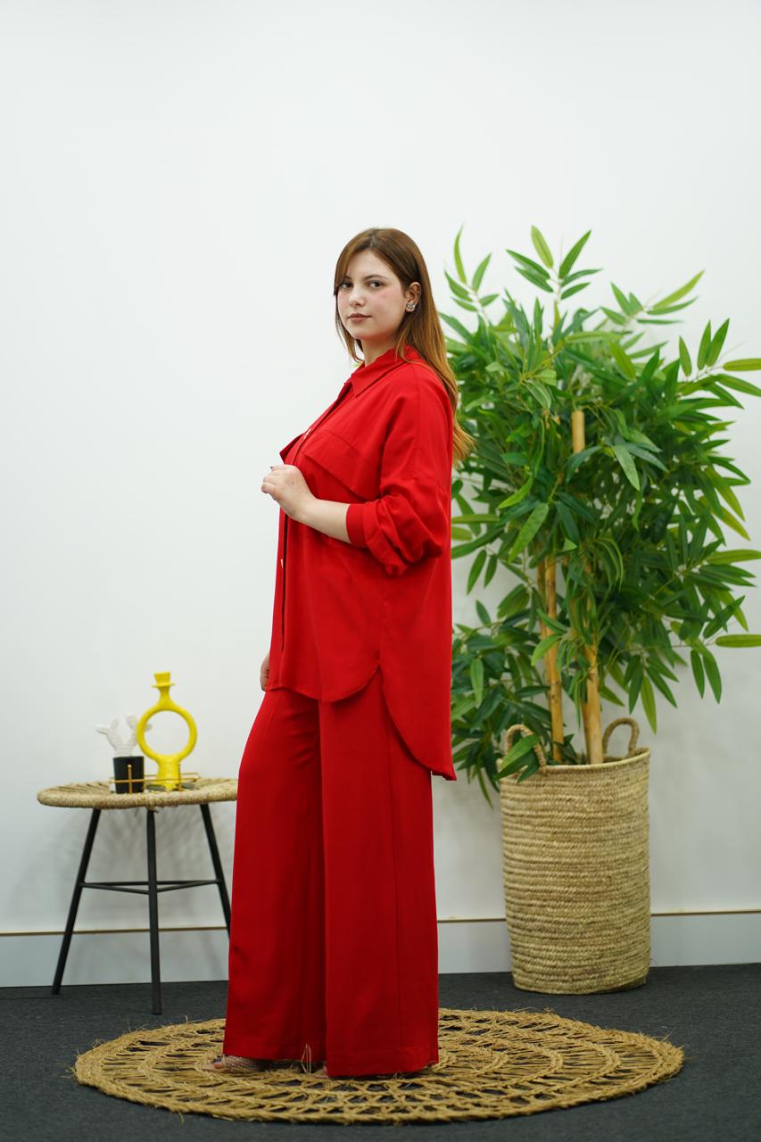 Élégance en Rouge - Ensemble Pantalon & Chemise à Boutons Dorés