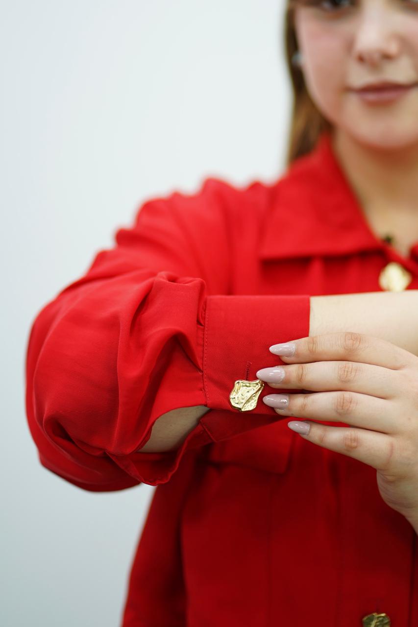 Élégance en Rouge - Ensemble Pantalon & Chemise à Boutons Dorés