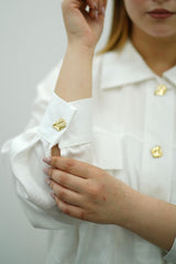 Élégance en Blanc- Ensemble Pantalon & Chemise à Boutons Dorés