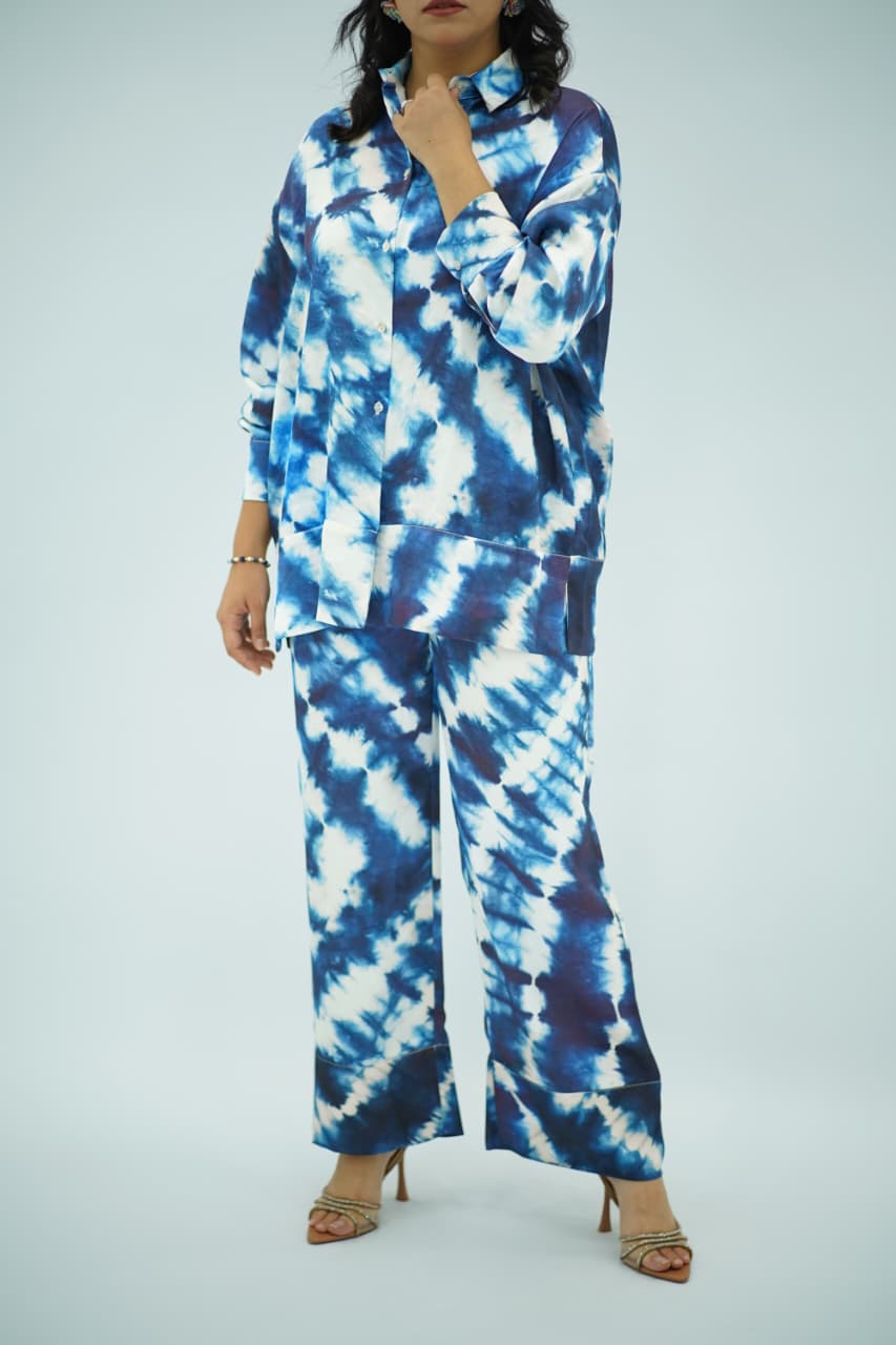 Ensemble deux pièces en satin à imprimé tie-dye bleu