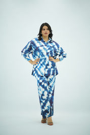Ensemble deux pièces en satin à imprimé tie-dye bleu