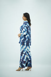 Ensemble deux pièces en satin à imprimé tie-dye bleu