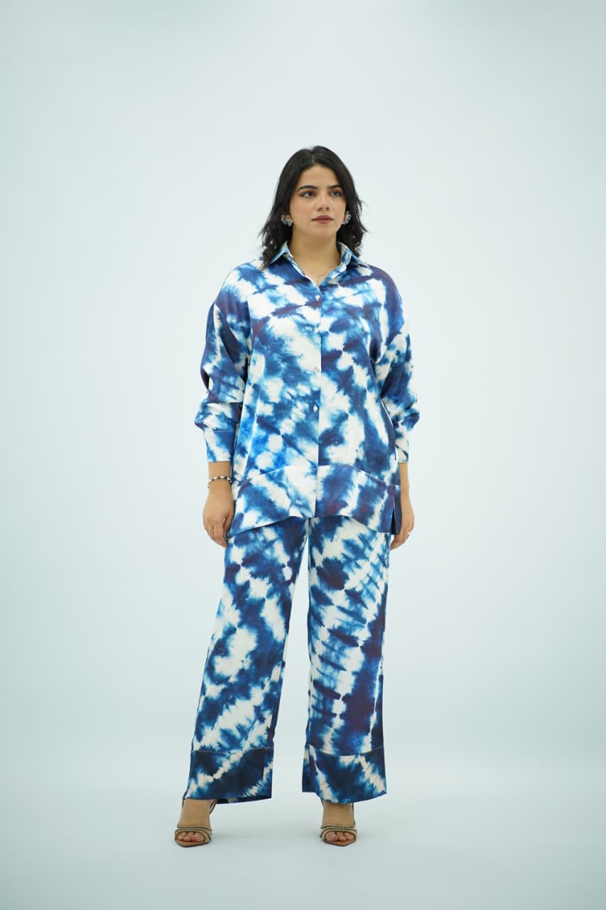 Ensemble deux pièces en satin à imprimé tie-dye bleu