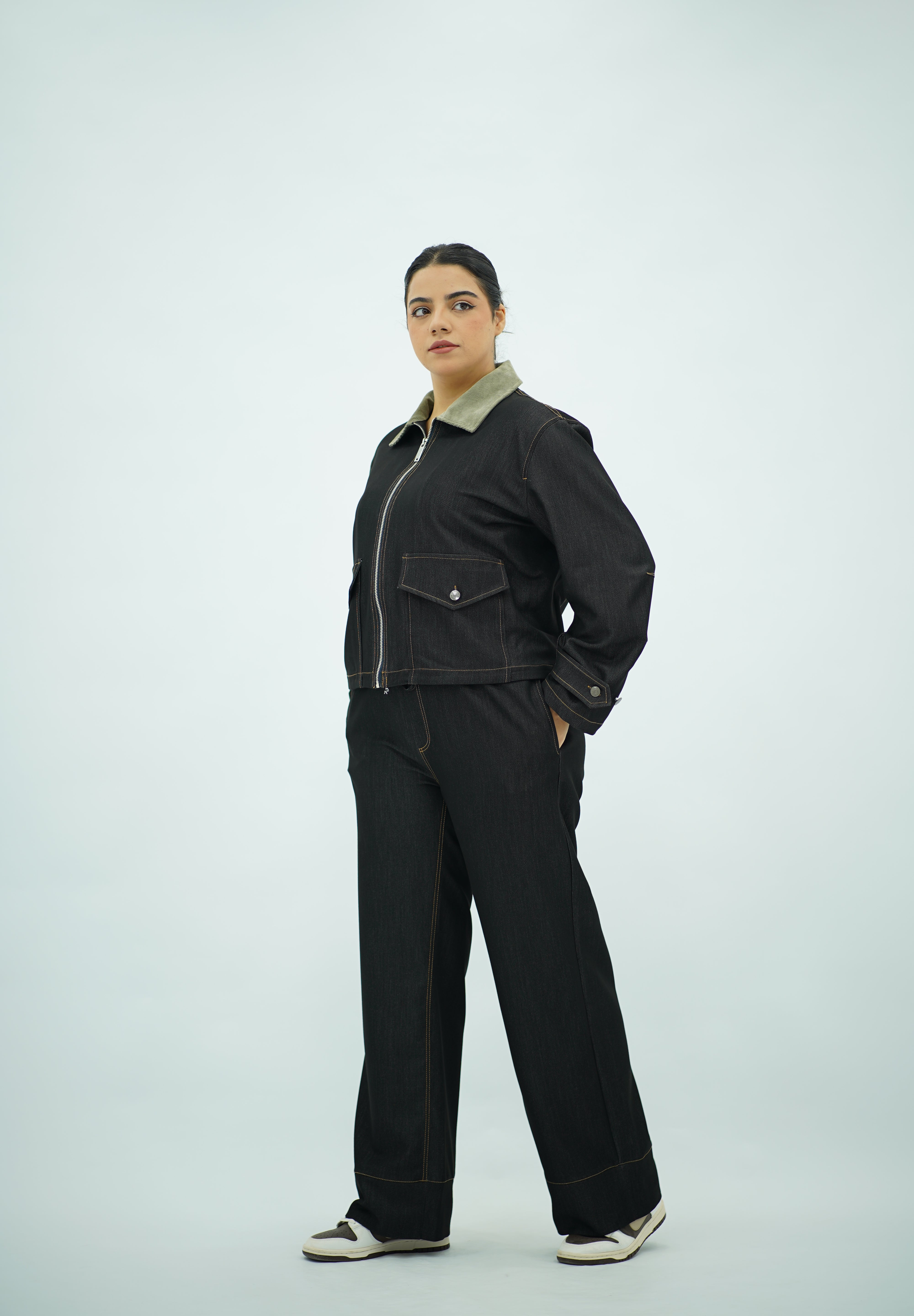Ensemble en denim foncé à col contrasté
