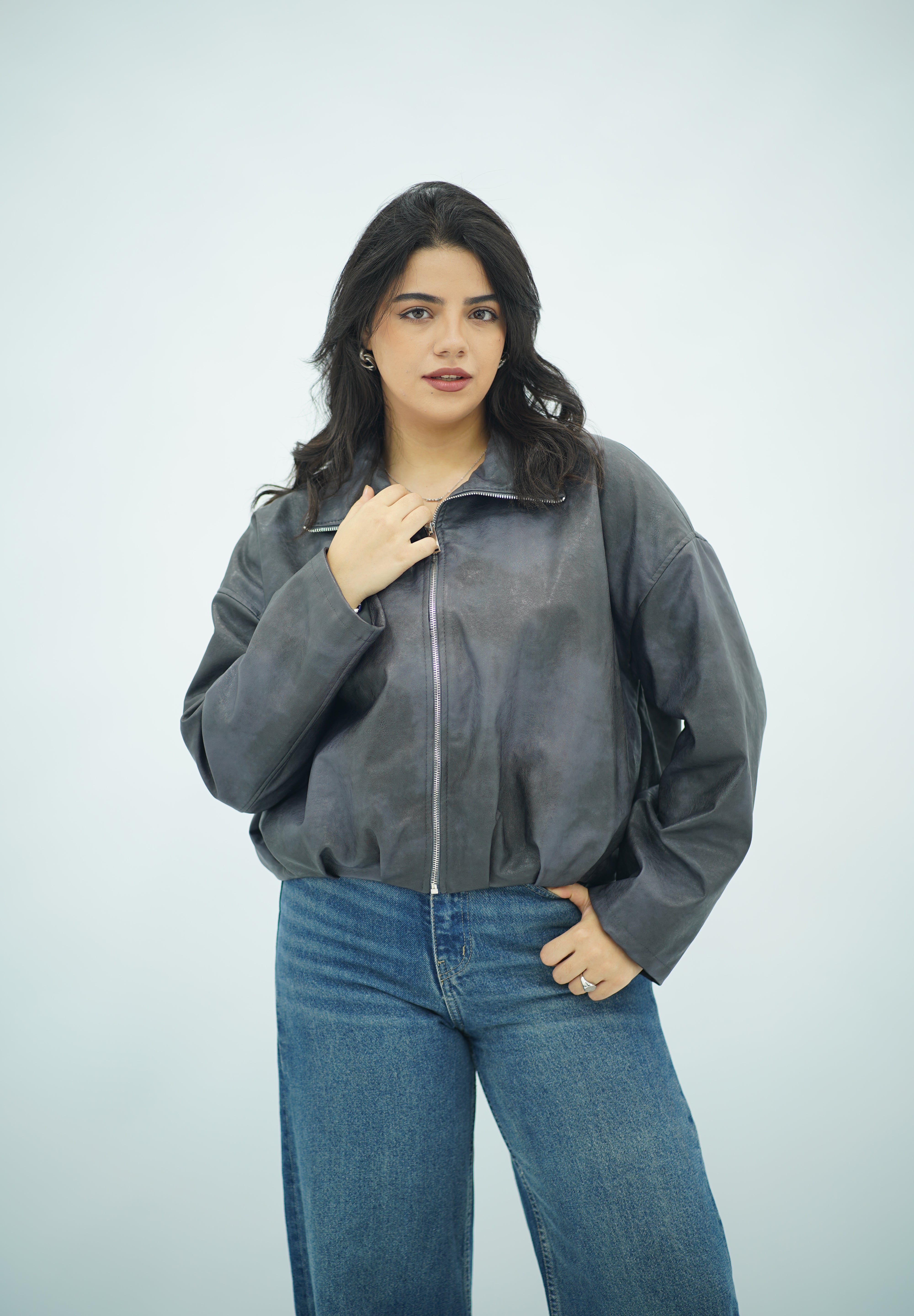 Bomber Zippé en Similicuir Gris – Style Casual et Moderne