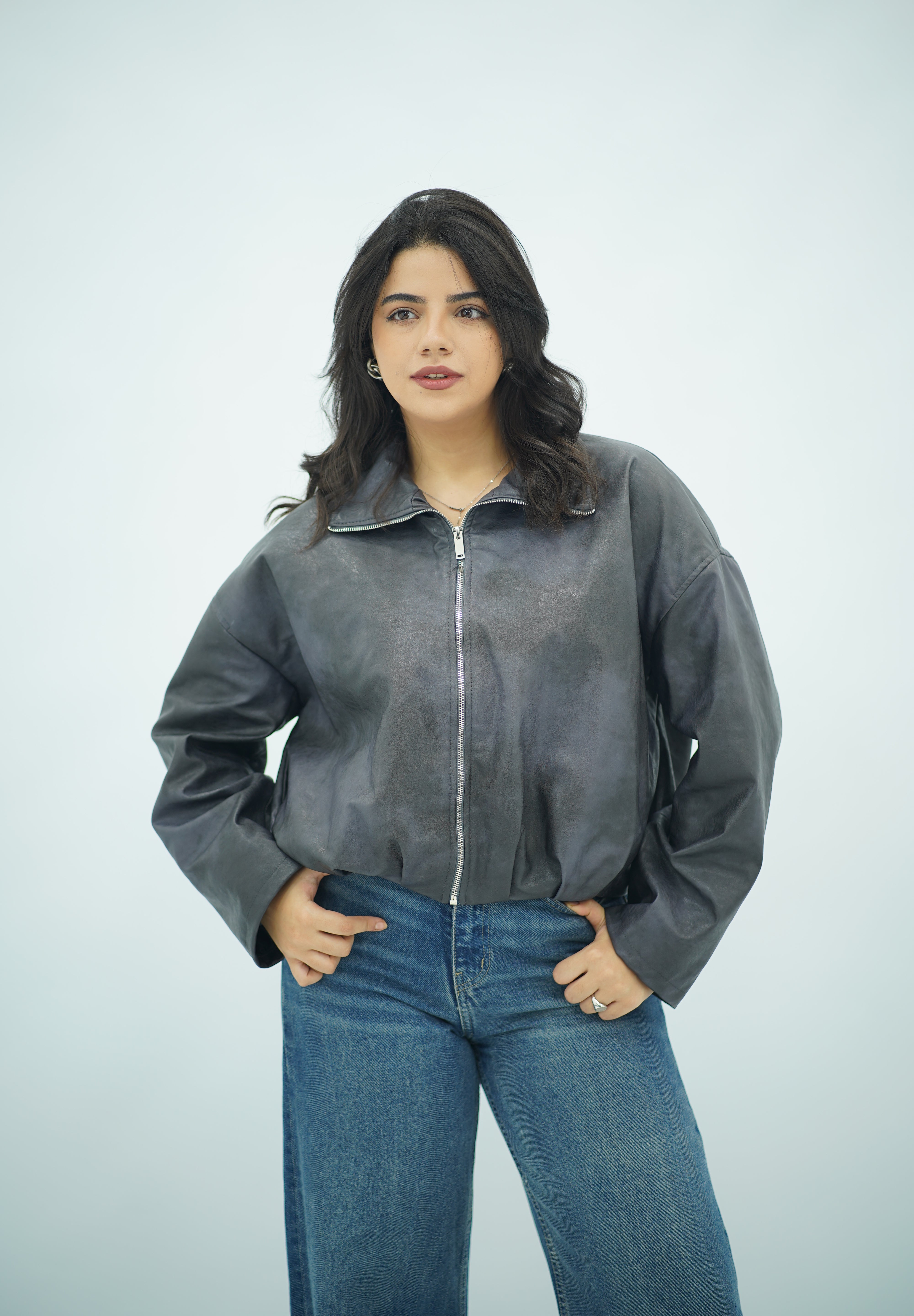 Bomber Zippé en Similicuir Gris – Style Casual et Moderne