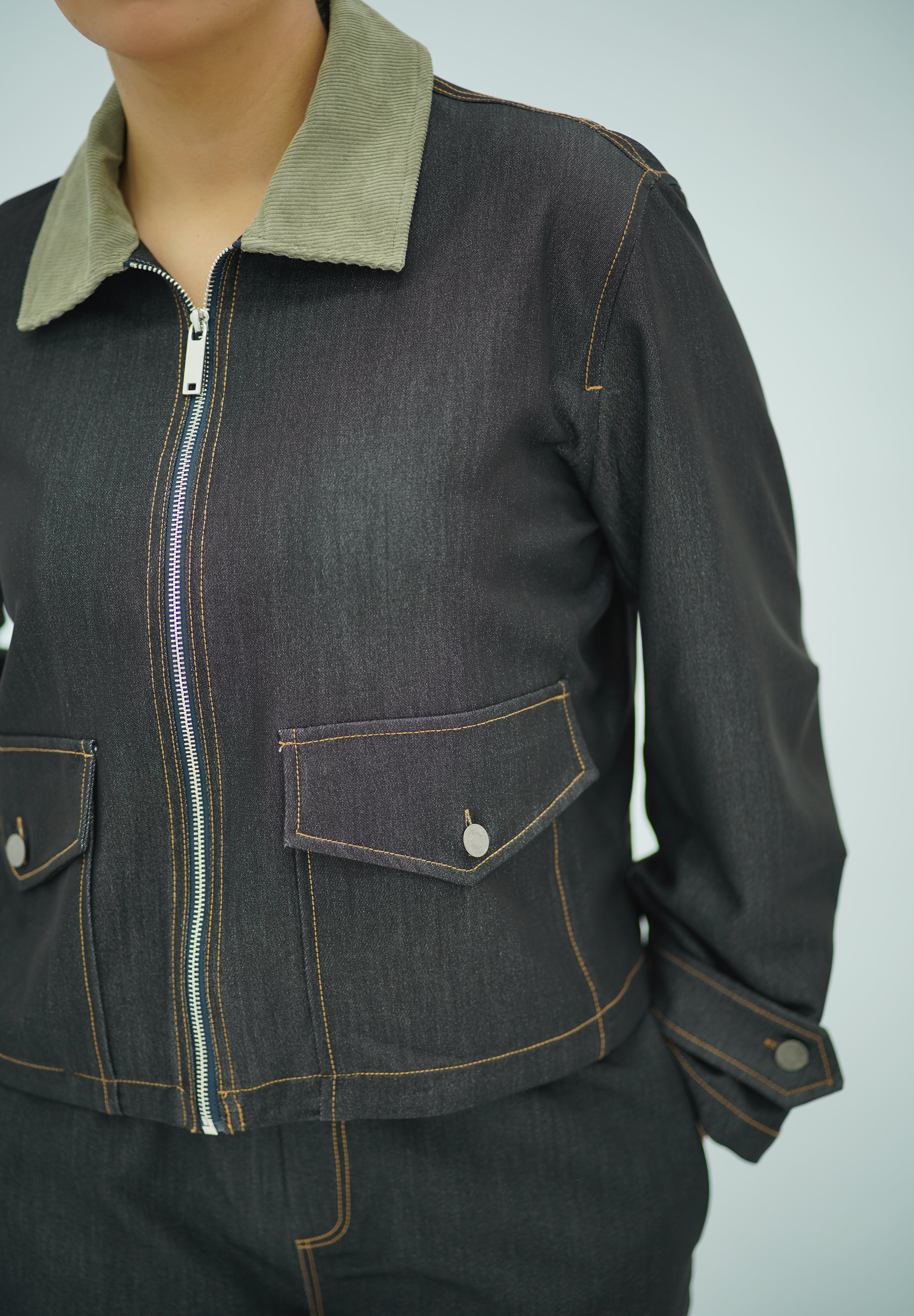 Ensemble en denim foncé à col contrasté
