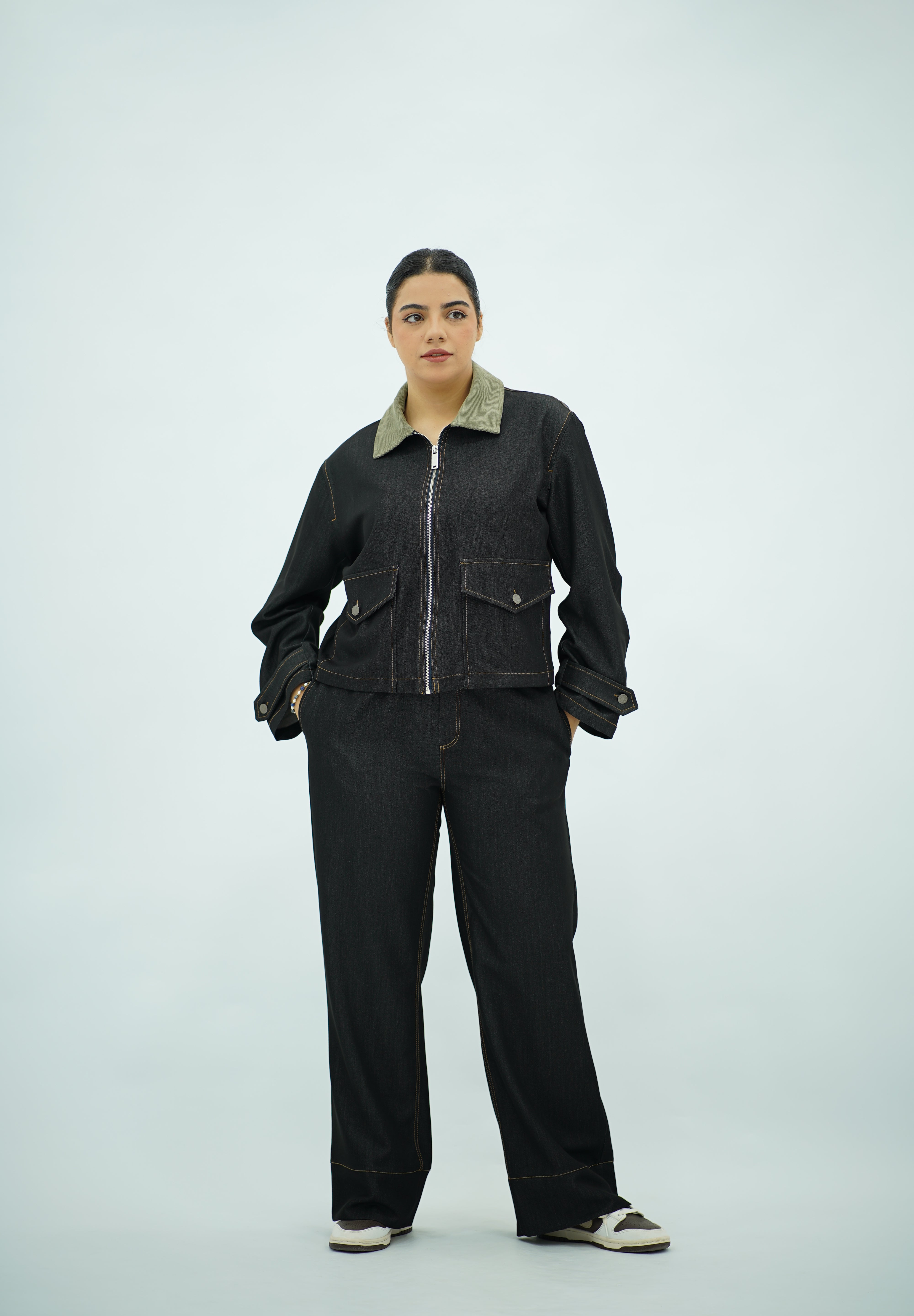 Ensemble en denim foncé à col contrasté