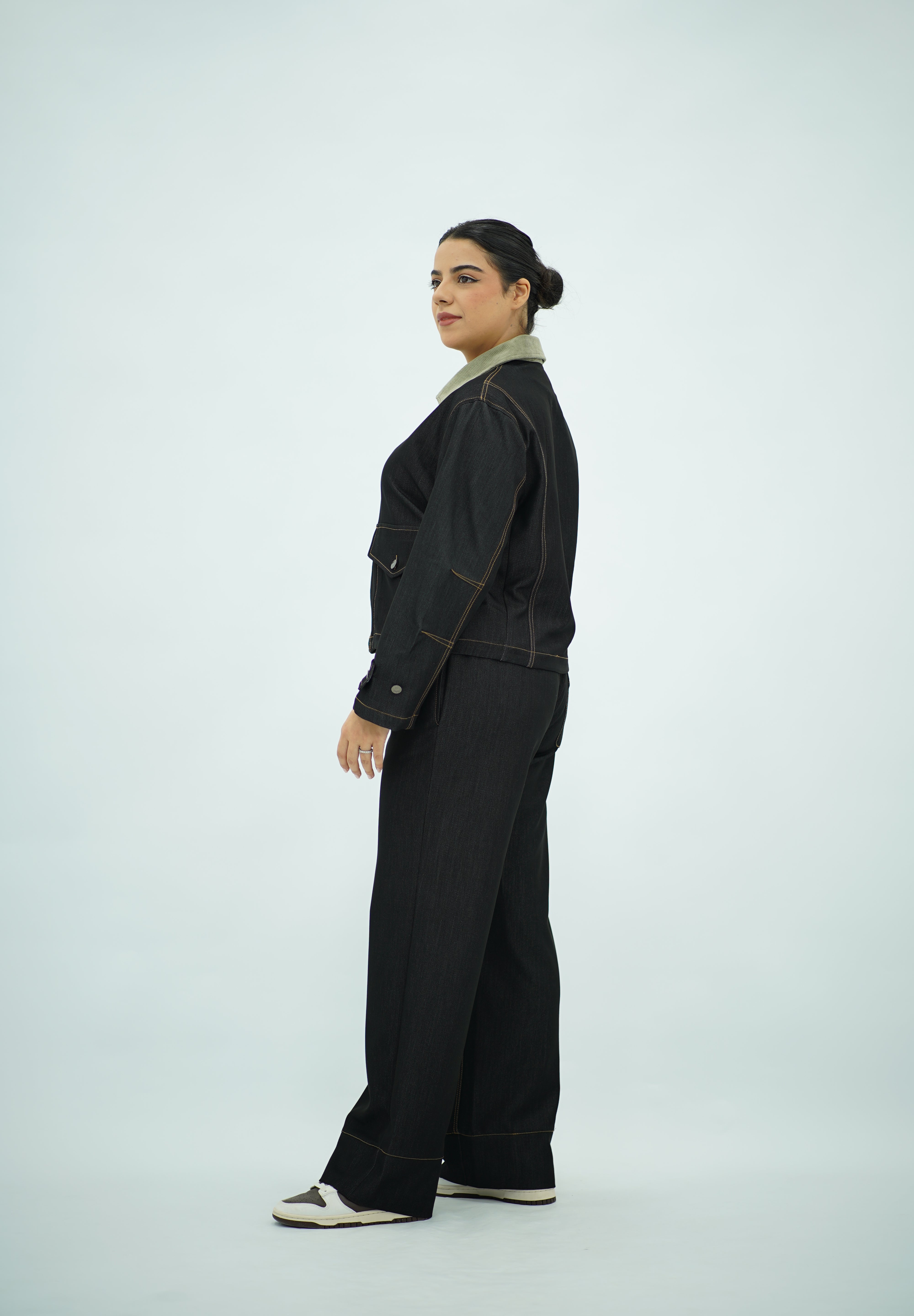 Ensemble en denim foncé à col contrasté