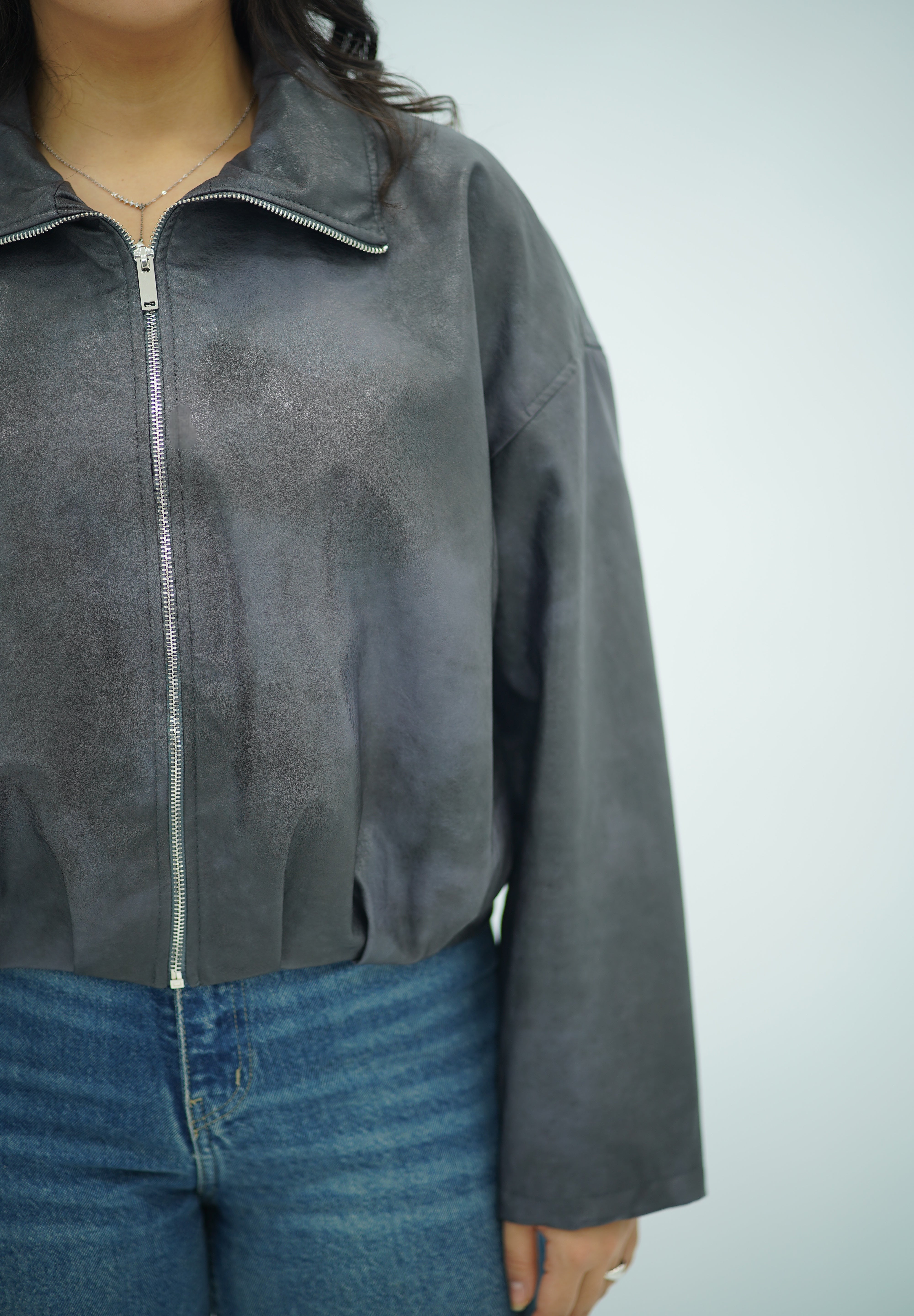 Bomber Zippé en Similicuir Gris – Style Casual et Moderne