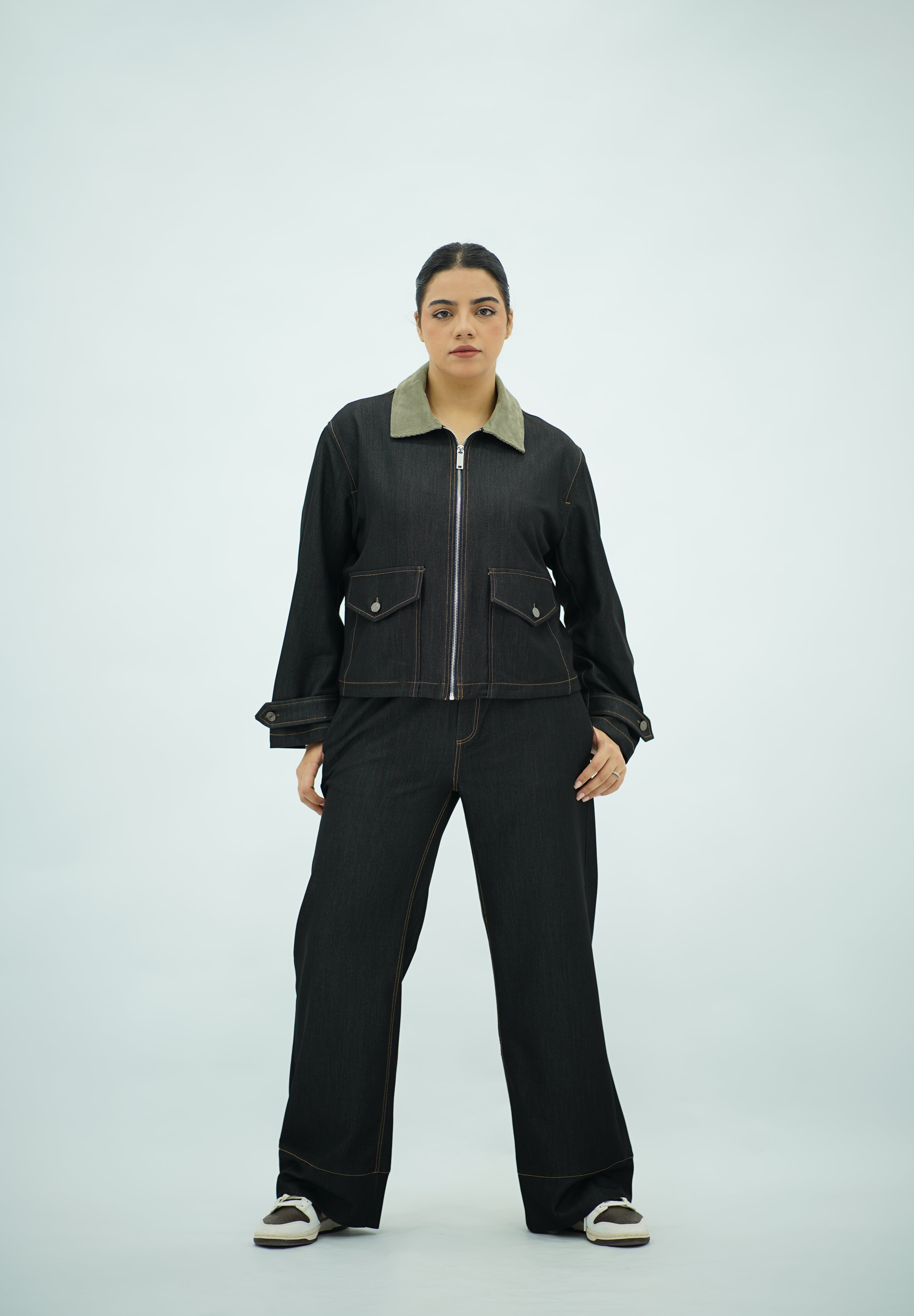 Ensemble en denim foncé à col contrasté